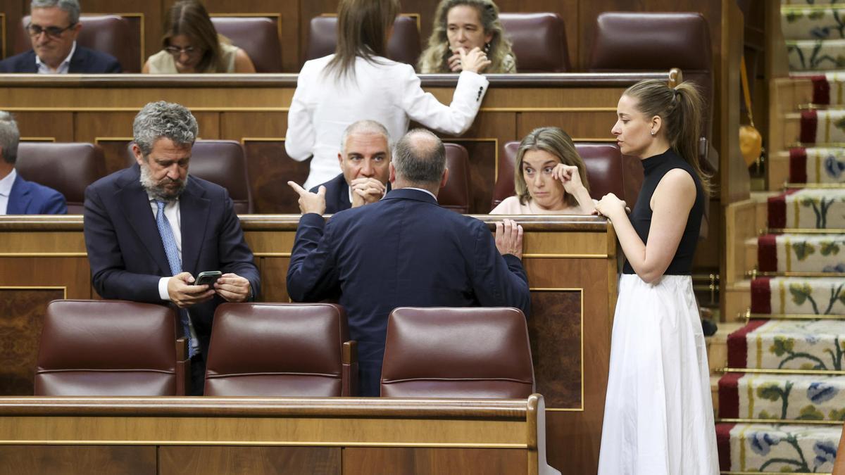 La portavoz del PP, Ester Muñoz (d), durante el pleno del Congreso celebrado este jueves en Madrid.