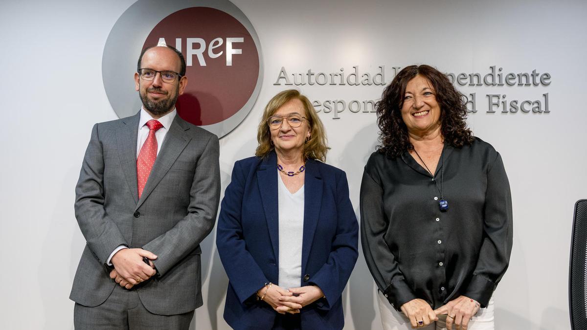 Cristina Herrero (c), de AIReF, en un encuentro con medios para presentar el informe de seguimiento del plan fiscal.