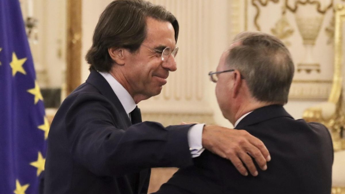 El expresidente del Gobierno José María Aznar recibe un abrazo del presidente de la Ciudad de Ceuta, Juan Jesús Vivas (d), tras intervenir en Ceuta este jueves.