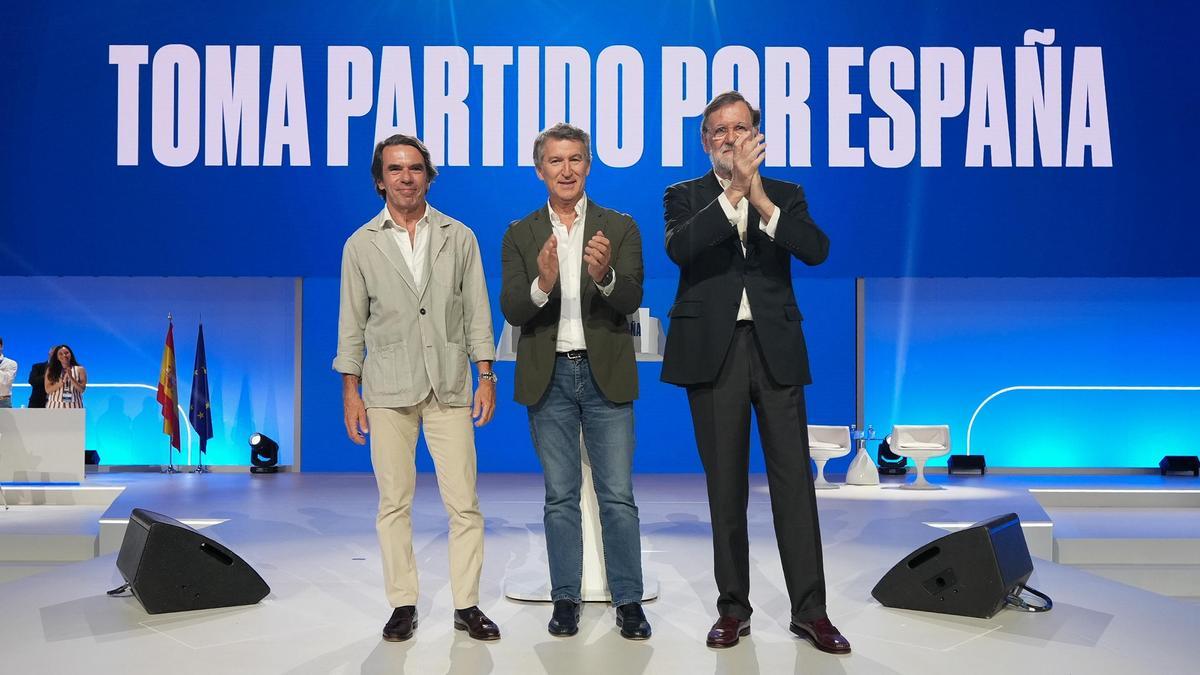 José María Aznar, Alberto Núñez Feijóo y Mariano Rajoy, en el congreso que el PP celebró hace tres semanas.