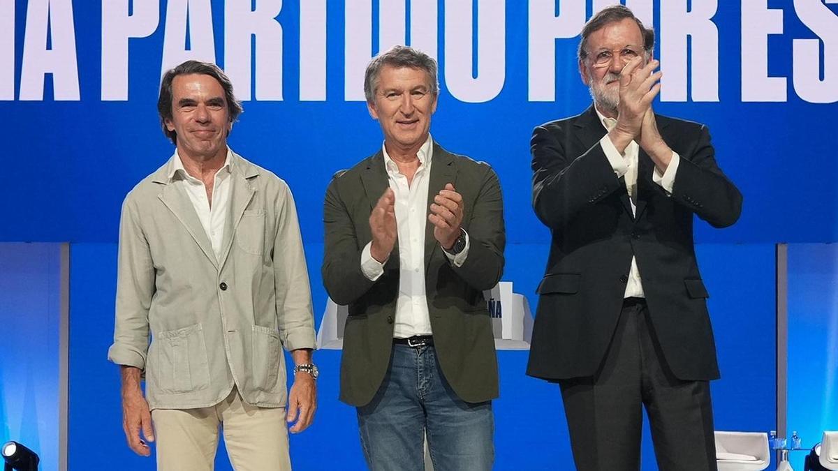 José María Aznar, Alberto Núñez Feijóo y Mariano Rajoy, en el congreso que el PP celebró en julio.