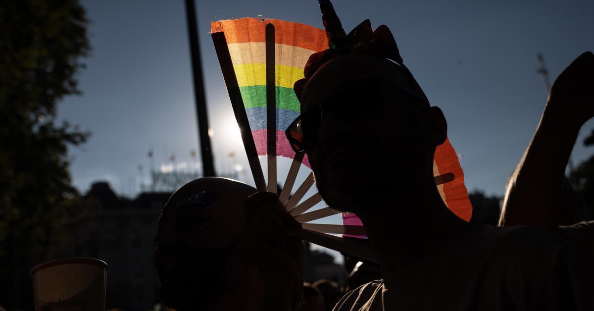 Cuatro de cada diez jóvenes LGTBIQ+ ha tenido que plantearse el 'sexilio' para lograr una vida mejor