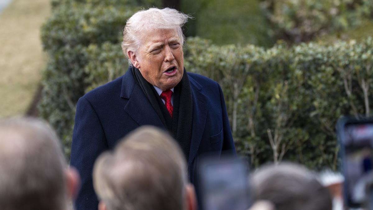 El presidente de los Estados Unidos, Donald J. Trump, responde a las preguntas de los medios de comunicación.