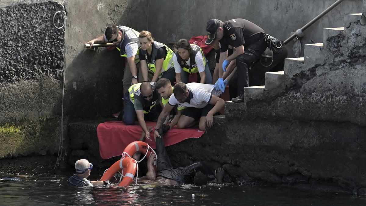 Al menos siete fallecidos al volcar un cayuco en el puerto de La Restinga