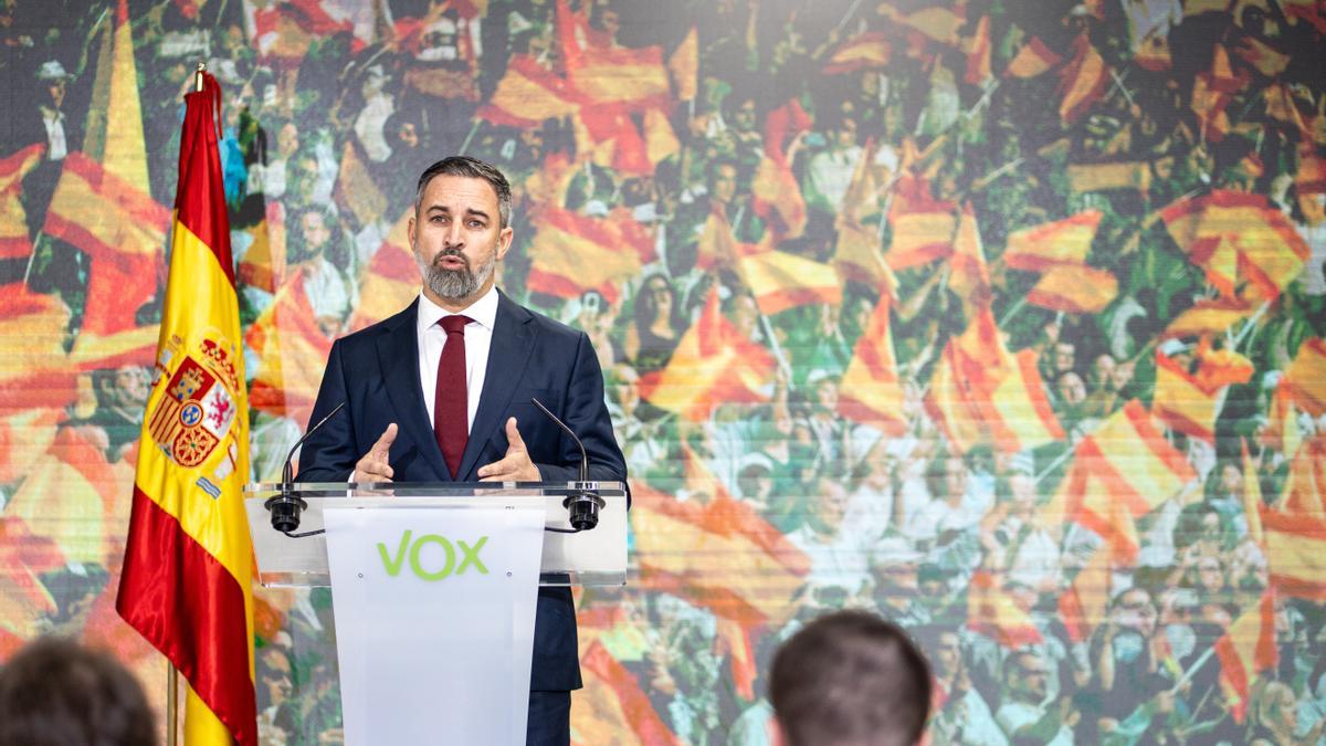 El presidente de VOX, Santiago Abascal, valora los resultados de las elecciones extremeñas en una rueda de prensa.