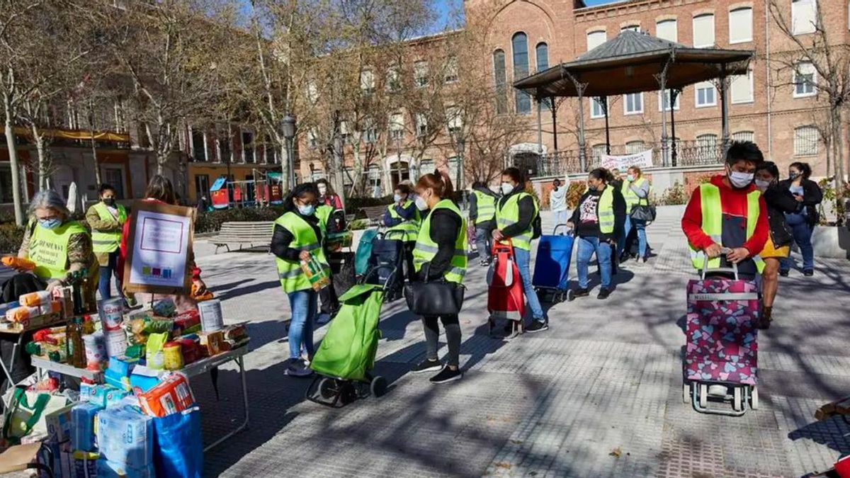Reparto de alimentos a familias vulnerables en la Plaza de Chamberí, Madrid.