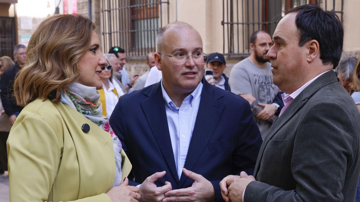 (I-D) La alcaldesa de Valencia, María José Catalá; el secretario general del PP, Miguel Tellado, y el presidente de la Generalitat valenciana, Juanfran Pérez Llorca