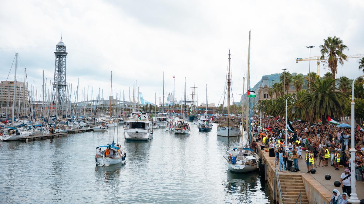 La Global Sumud Flotilla abandona el muelle de Barcelona en agosto de 2025.