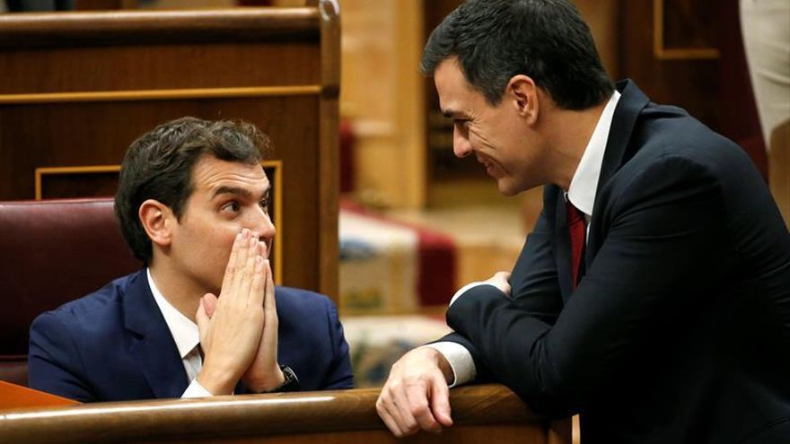 Pedro Sánchez y Albert Rivera conversan en el Congreso de los Diputados.