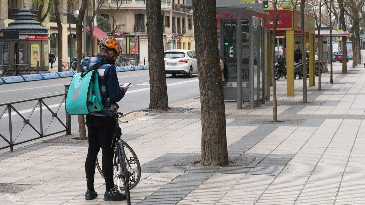 Archivo - Un repartidor de la empresa Deliveroo trabajando en Madrid en 2020.