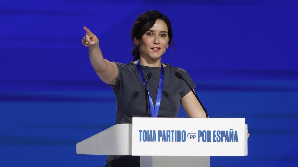 Ayuso sucumbe al liderazgo de Feijóo en un discurso copado por el “comunismo”