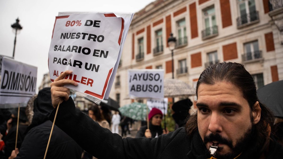 Un hombre protesta con un cartel durante una manifestación por el Bono Joven de Alquiler en Madrid.