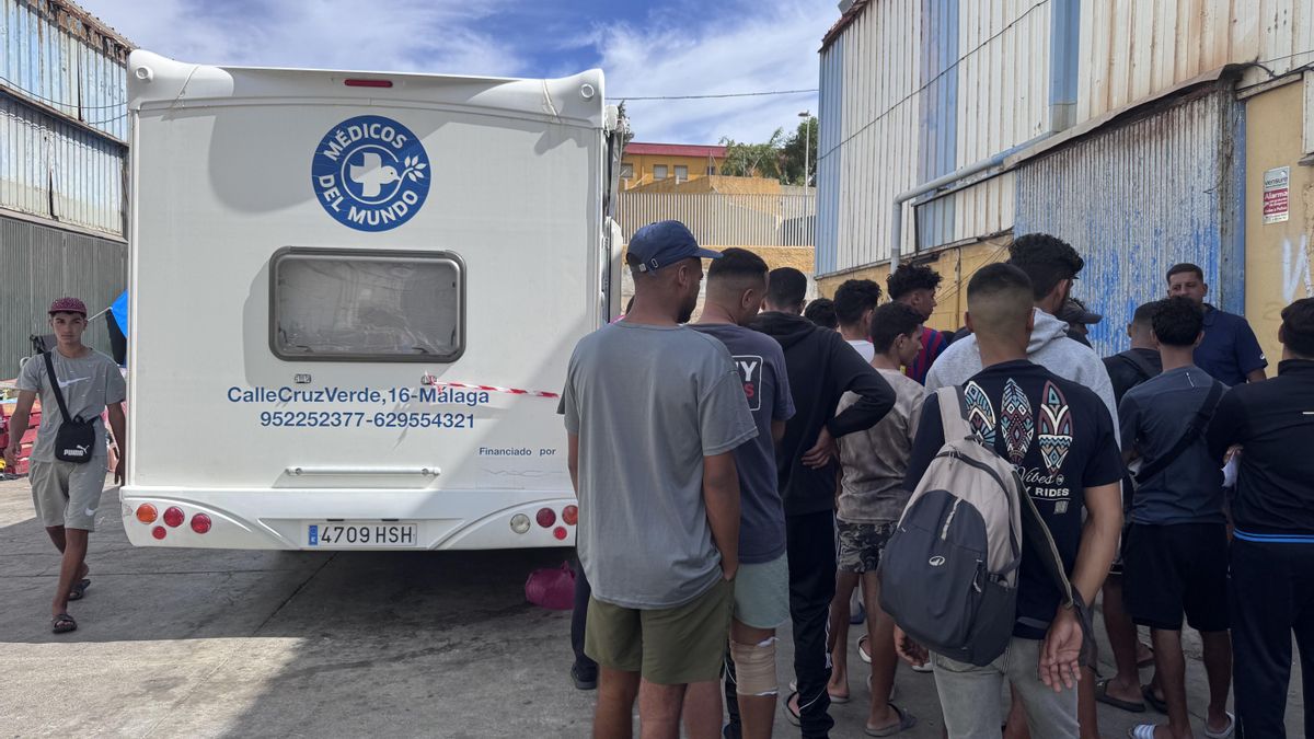 Cola de migrantes para ser atendidos por Médicos del Mundo en El Tarajal.