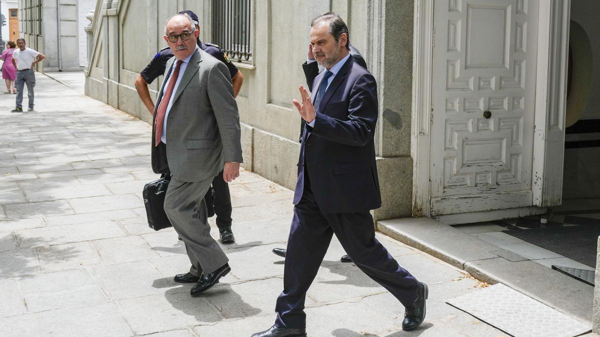 José Luis Ábalos a su salida del Tribunal Supremo en Madrid, junio 2025.