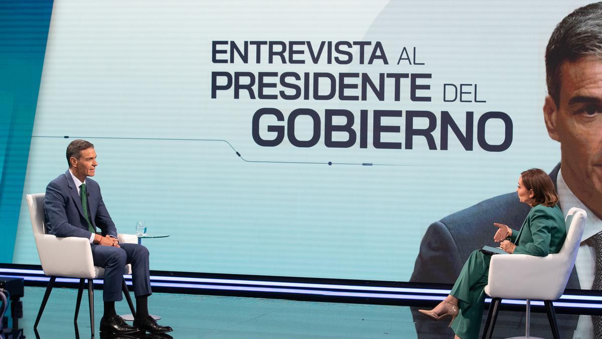 Pedro Sánchez acompañado por la periodista Pepa Bueno, durante la entrevista que concede a RTVE, este lunes en Madrid.