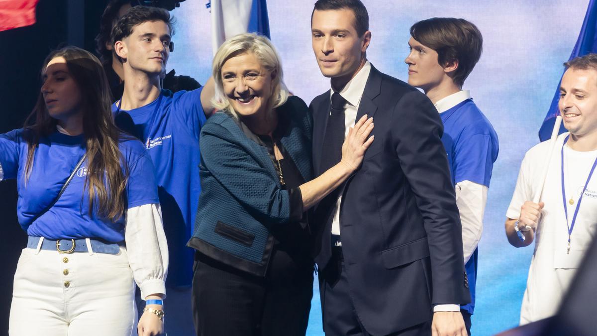 El líder de Agrupación Nacional, Jordan Bardella, junto a la excandidata presidencial Marine Le Pen