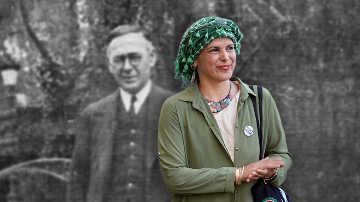 La exdirigente de Adelante Andalucía, Teresa Rodríguez, sobre un retrato de Blas Infante.