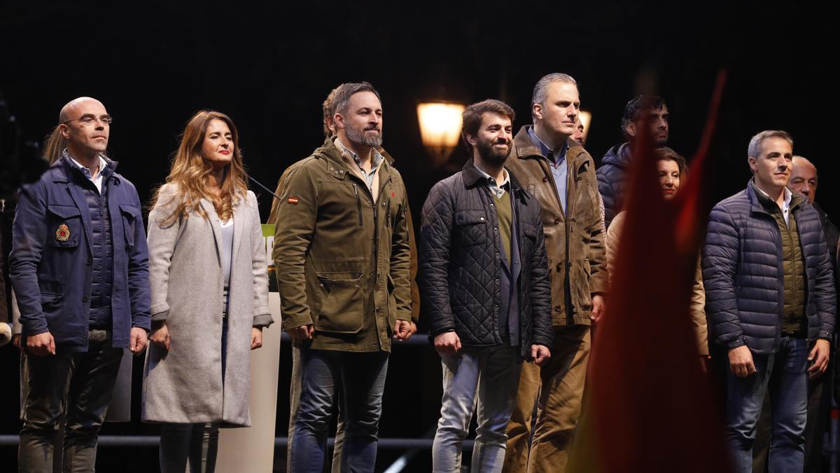 El presidente de Vox, Santiago Abascal; el exvicepresidente de Castilla y León, Juan García-Gallardo y el ex secretario general de Vox, Javier Ortega Smith