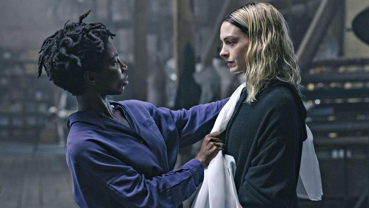 Michaela Coel y Anne Hathaway en 'Mother Mary'.