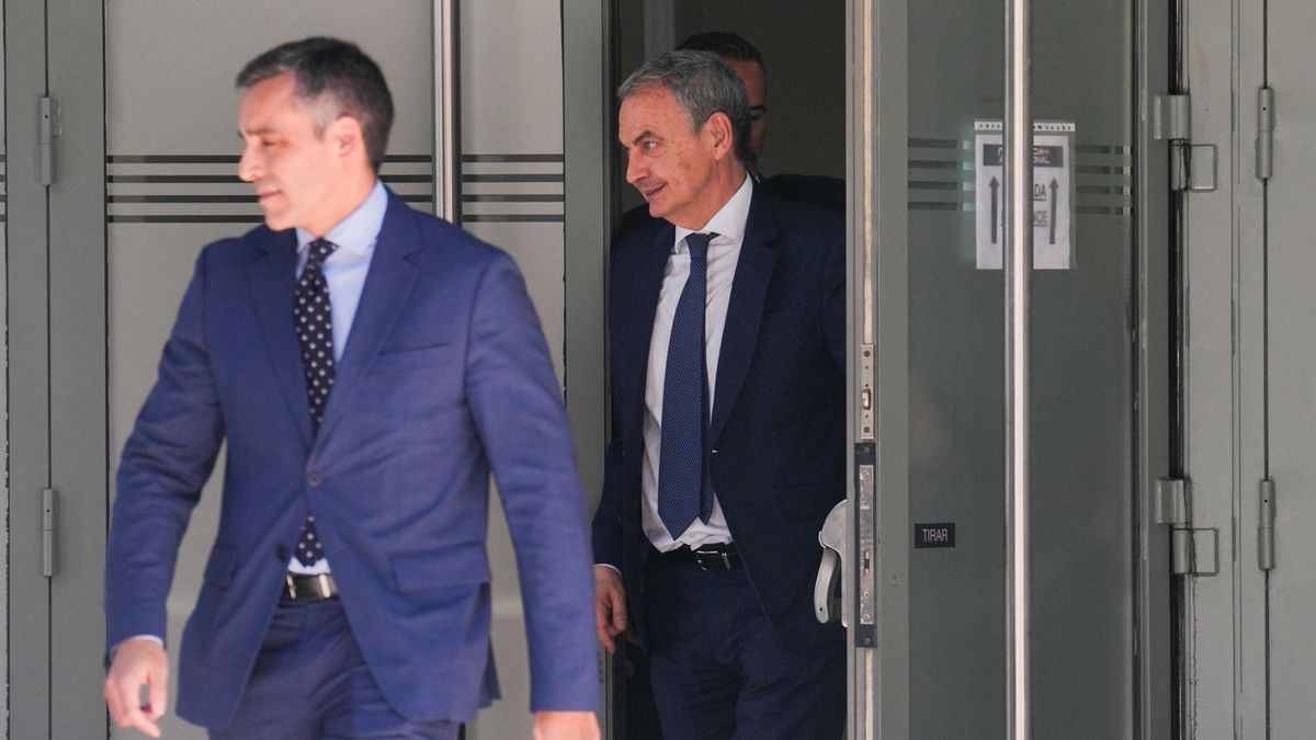 El expresidente del Gobierno José Luis Rodríguez Zapatero abandona la Audiencia Nacional.