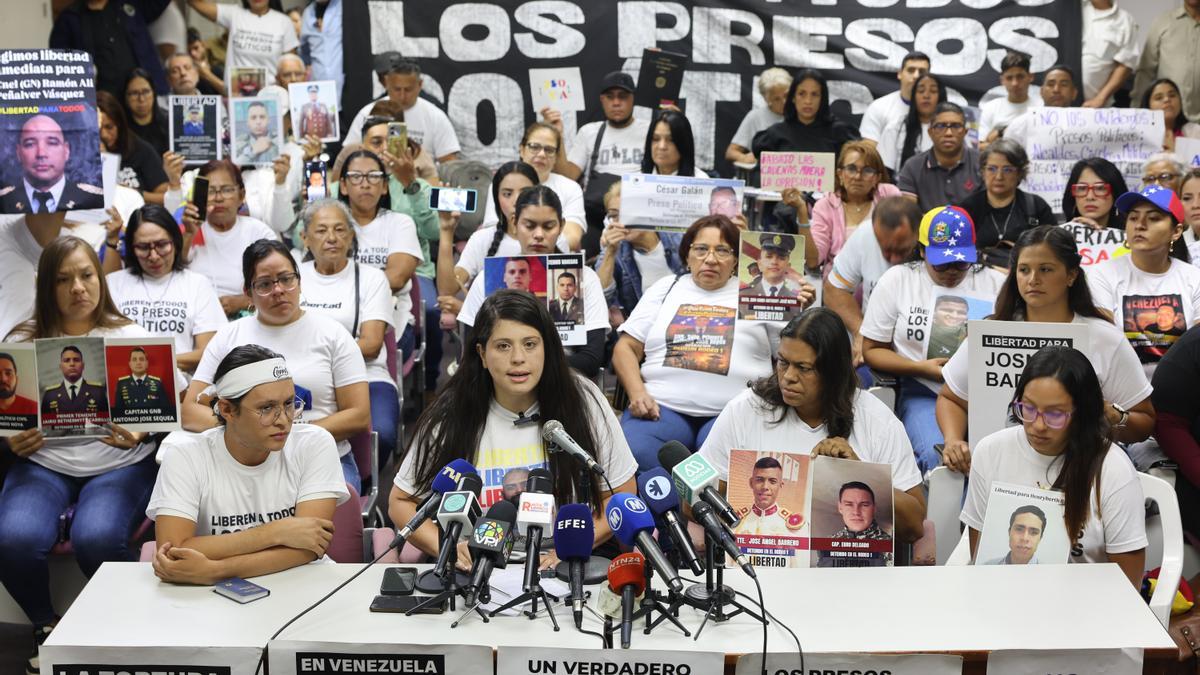 Familiares de presos políticos participan en una rueda de prensa sobre la Ley de Amnistía este lunes, en Caracas (Venezuela).