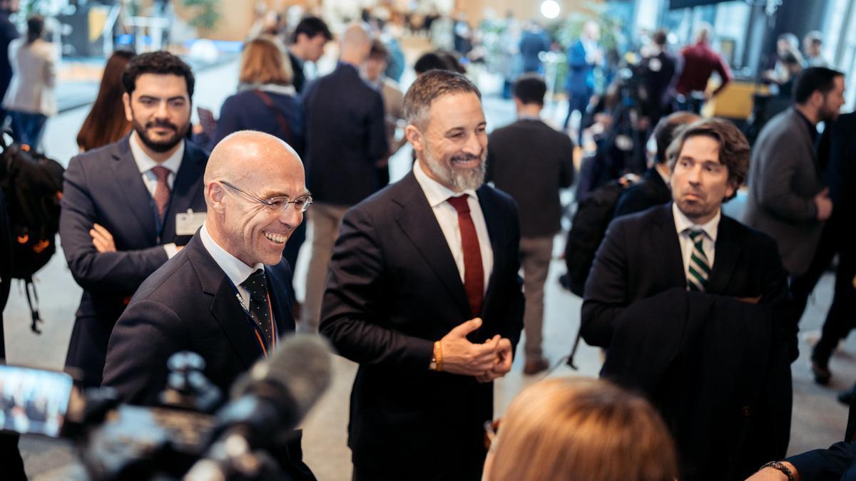 El presidente de Vox y de Patriots Party, Santiago Abascal (c), atiende a los medios en el Parlamento Europeo.