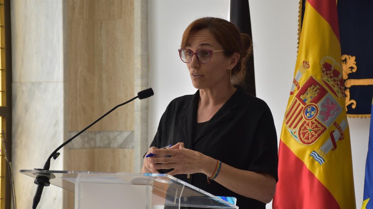 La ministra de Sanidad, Mónica García, ofrece declaraciones a los medios tras su reunión con el presidente de Ceuta, a 16 de agosto de 2026, en Ceuta (España).