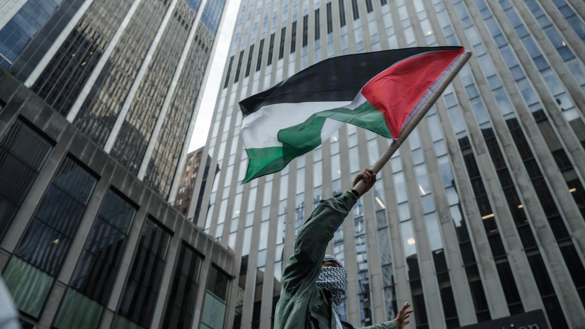Un manifestante ondea una bandera palestina en el aniversario de los ataques de Hamás contra Israel en Nueva York, EE. UU.