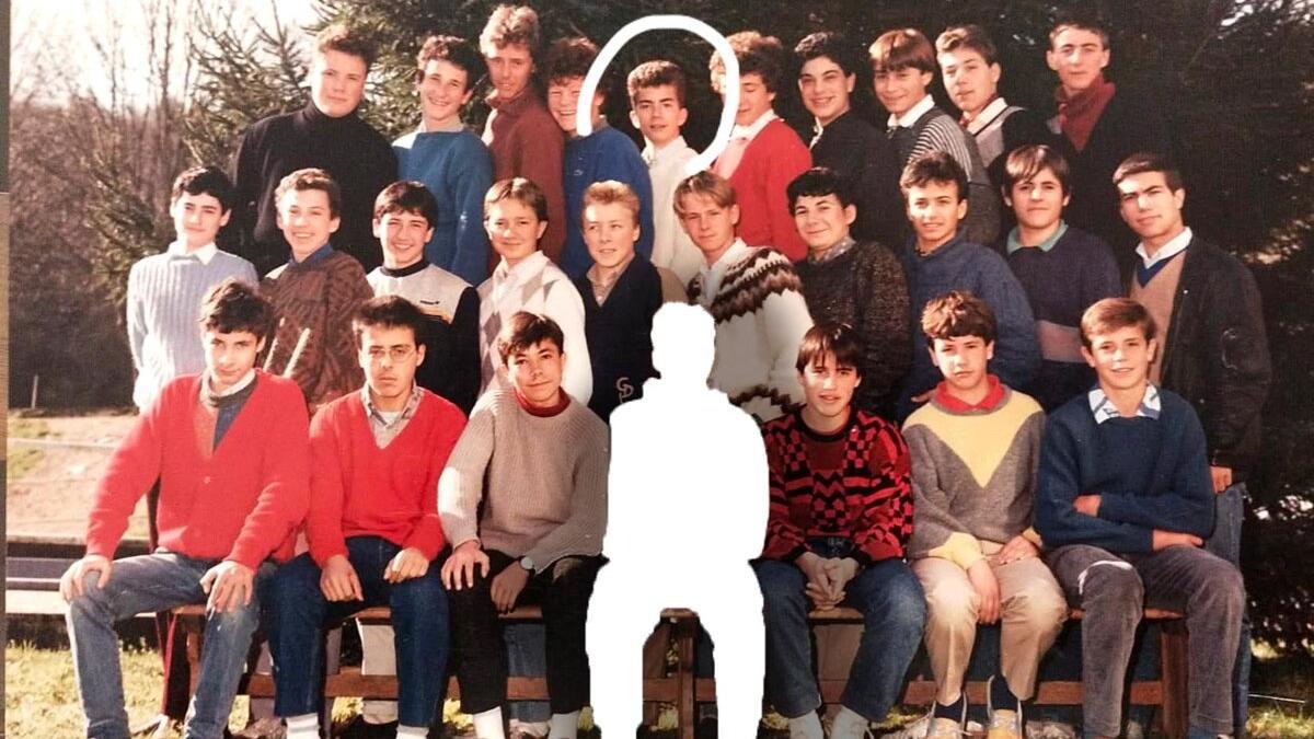 Silueta de N. en el centro de la foto de clase en el patio de Notre-Dame-de-Bétharram en septiembre de 1985. Olivier Codet aparece rodeado en la parte superior de la imagen.