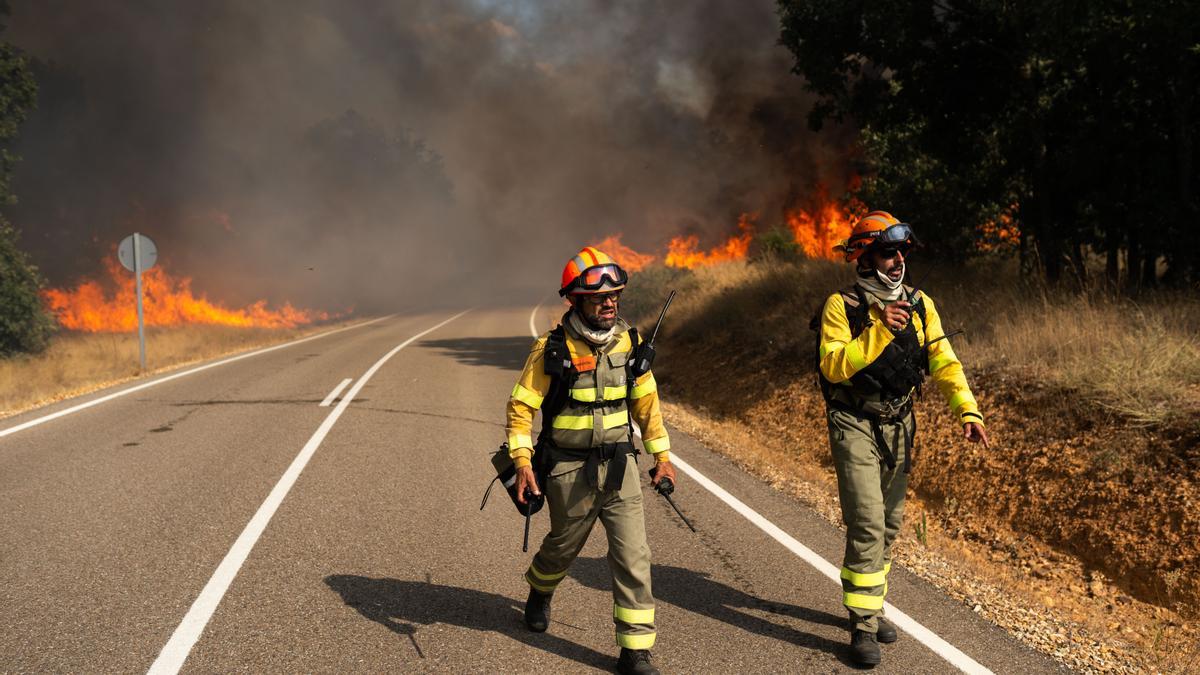 Guerra entre Puente y Mañueco por la gestión de la Junta de Castilla y León en lo peor de los incendios