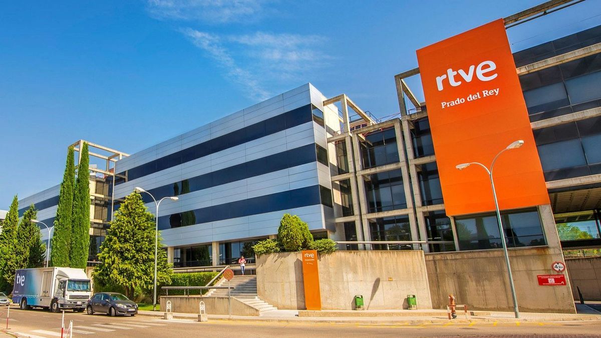 Acceso a las instalaciones de RTVE en Prado del Rey (Madrid).