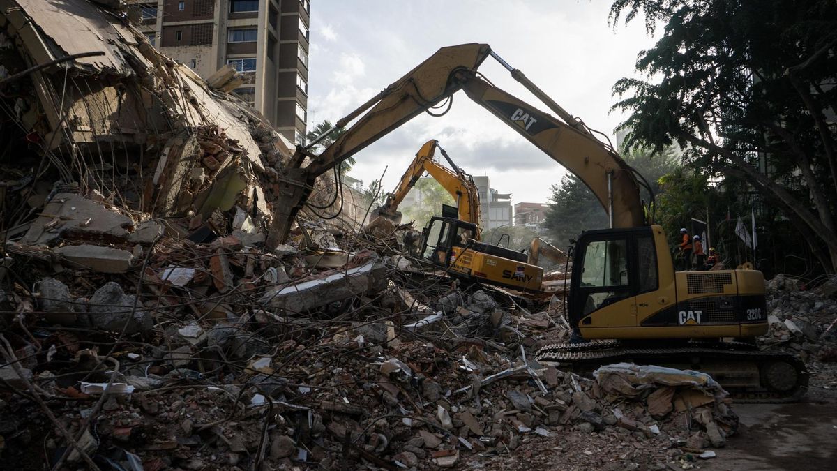 Máquinas de trabajo desescombran los edificios para buscar supervivientes en Venezuela