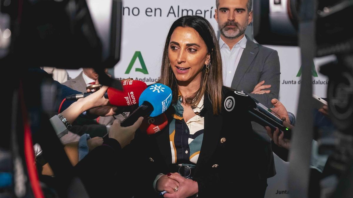 La consejera destituida, Sara Rubira, atiende a los medios tras la reunión. A 14 de marzo de 2025, en Almería.