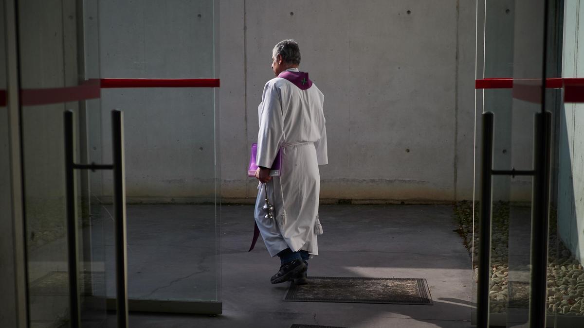 Archivo - Un sacerdote.