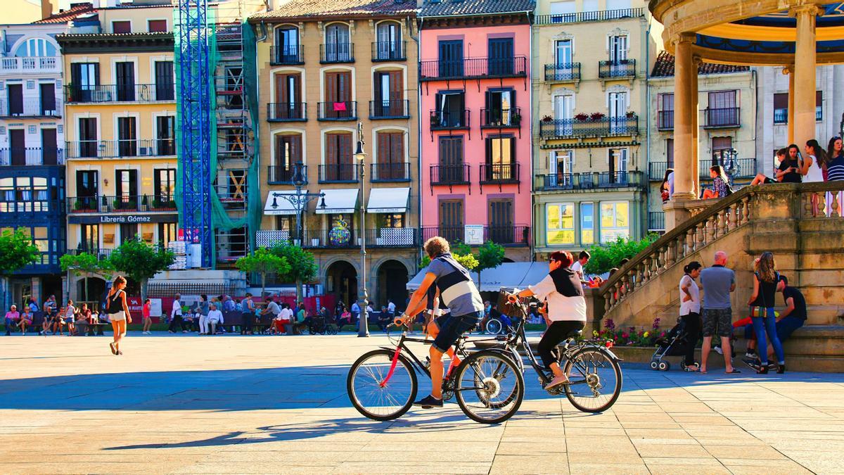 Gente en bicicleta en el centro de Pamplona.