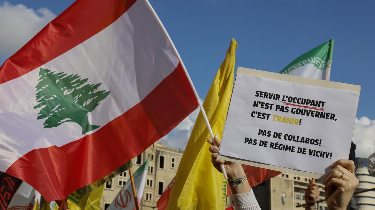 Un simpatizante de Hezbolá durante una manifestación contra el presidente y el primer ministro del Líbano.