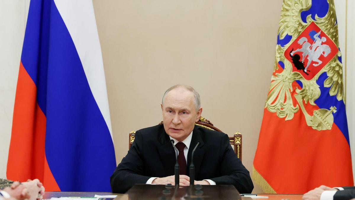 El presidente ruso, Vladimir Putin, en una reunión con los miembros del Consejo de Seguridad
