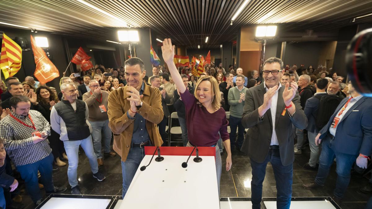 El secretario general del PSOE y presidente del Gobierno, Pedro Sánchez (i), junto a la candidata socialista a la presidencia de Aragón, Pilar Alegría, y el cabeza de lista por la provincia de Teruel. Rafael Guía, durante un acto electoral del PSOE este domingo en Teruel.