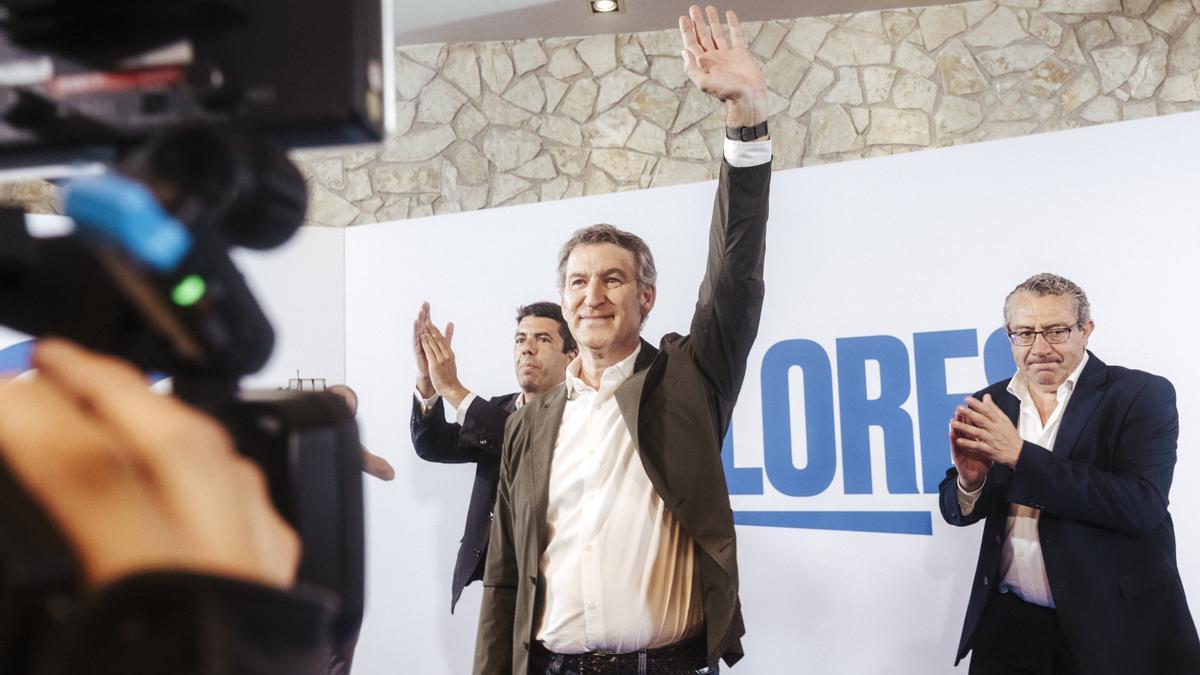 El presidente del Partido Popular, Alberto Núñez Feijóo, participa en un acto con la militancia del PP junto al presidente valenciano Carlos Mazón