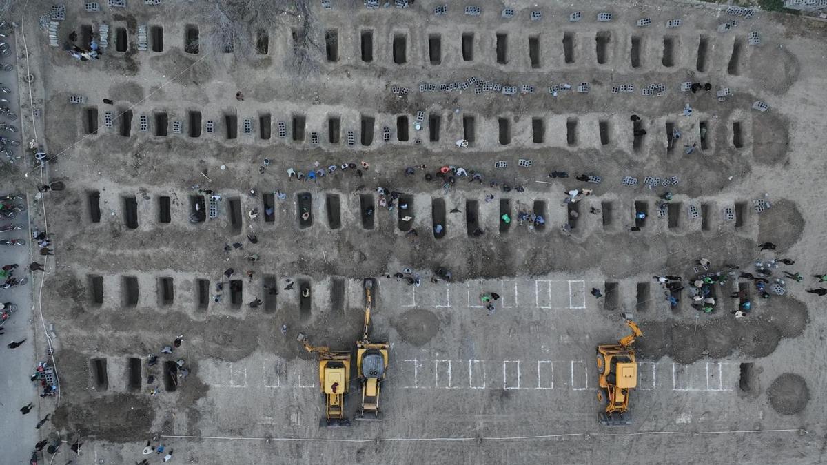 Preparación de las tumbas para las víctimas del ataque aéreo israelí-estadounidense contra la escuela de niñas en la ciudad de Minab.