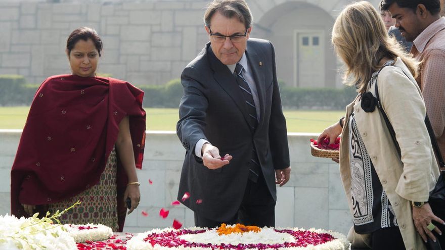 Artur Mas, durante una ofrenda floral en el memorial al Mahatma Gandhi.