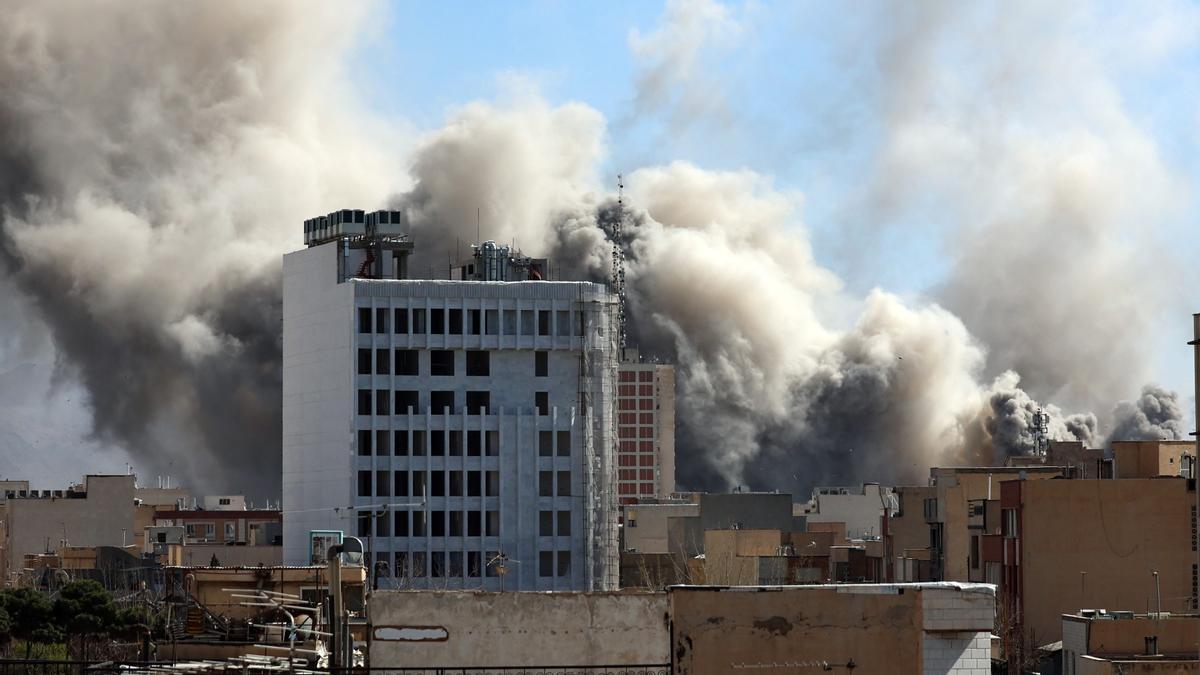 El humo se eleva en el centro de Teherán tras un ataque israelí en Irán.