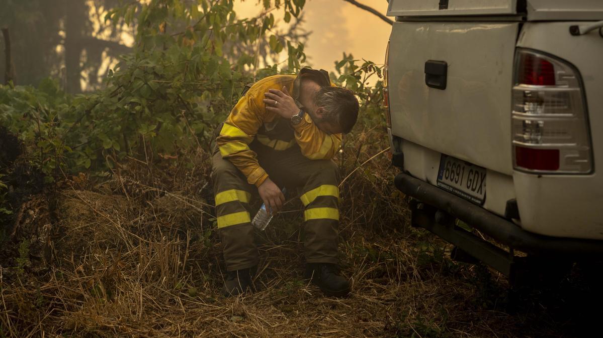 Un bombero forestal durante los incendios forestales en Galicia.