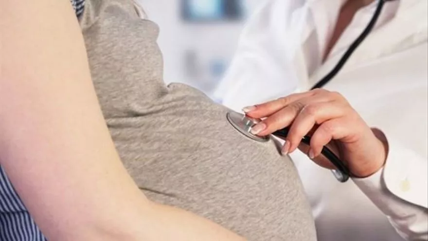 Imagen de una mujer embarazada pasando un control médico.