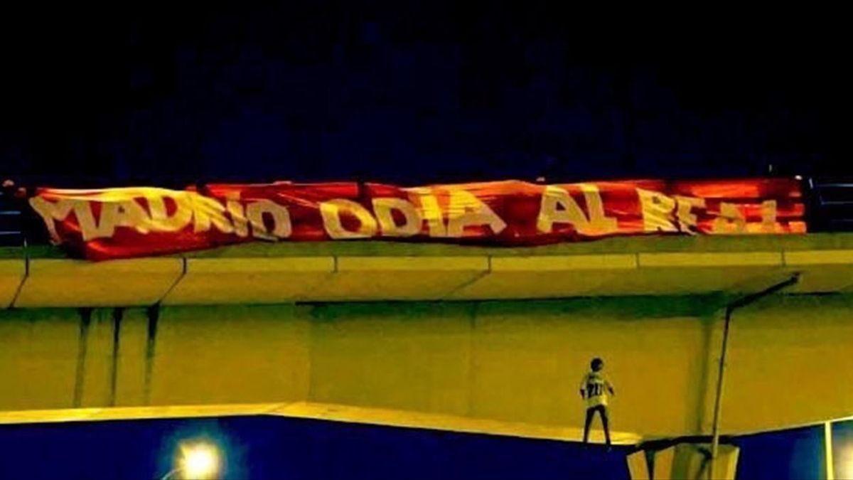 Pancarta contra el Real Madrid y un muñeco de Vinicius colgado de un puente en la M-30.