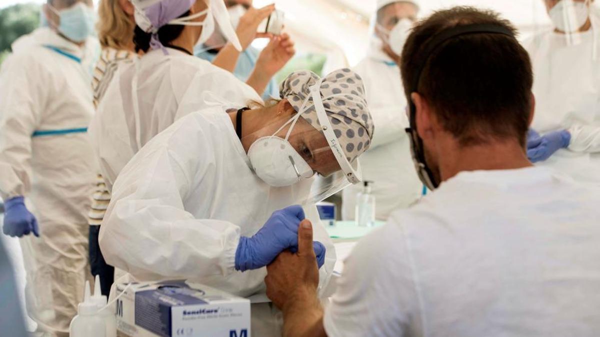 Empleados del área de Salud de Menorca realizan pruebas masivas de PCR en Ciutadella.