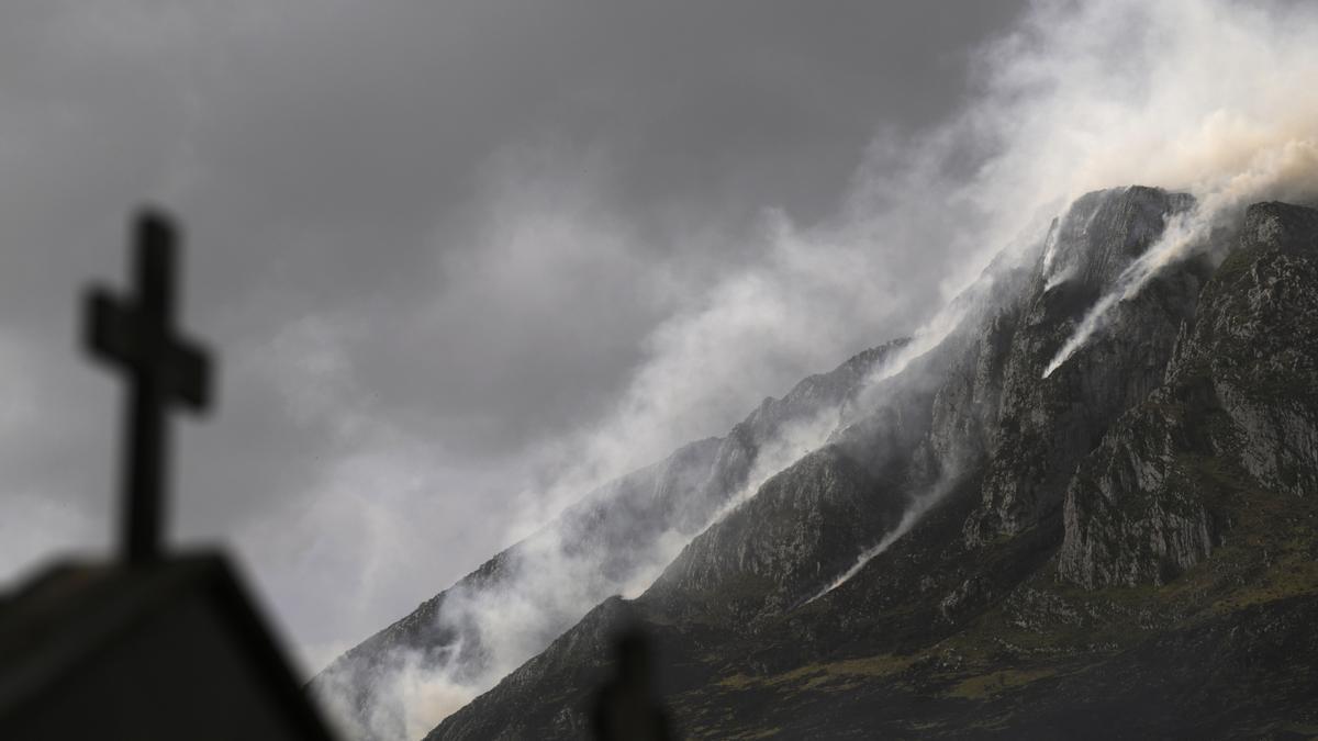 Varias columnas de humo emergen en los montes del concejo de Morcín (Asturias).
