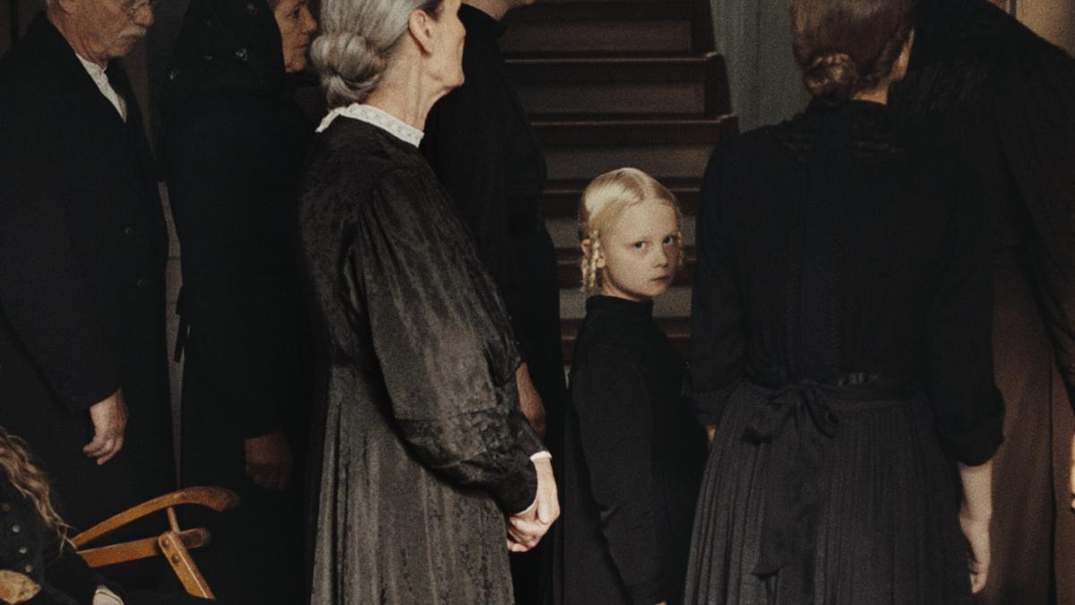 Fotograma de 'El sonido de la caída'.