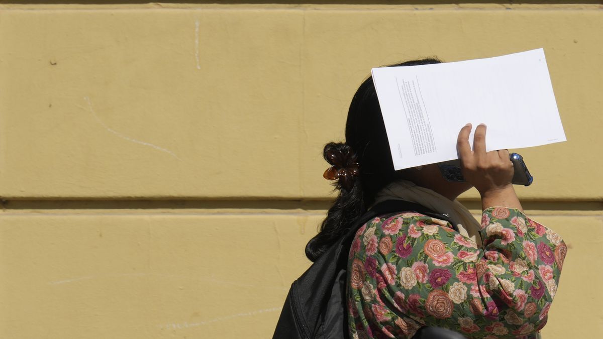 Una mujer se protege del sol este lunes en Barcelona.