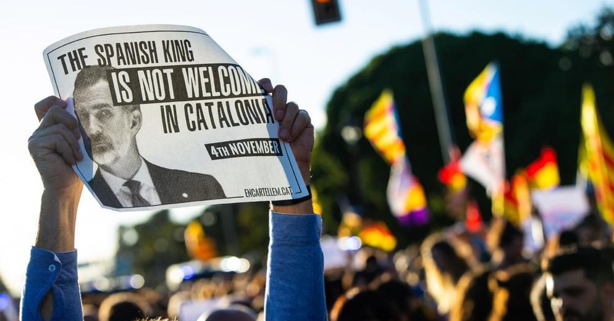 Miles de manifestantes protestan contra el rey frente al Palau de ...